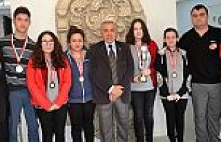 Badmintondaki Başarılarını Kaymakam Arslan’la...