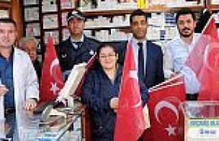 BAFRA BELEDİYESİ BAYRAK DAĞITTI