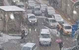 Bafra ilçe merkezine kar yağdı