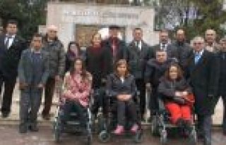 BAFRA'DA ENGELLİLER ATATÜRK ANITI'NA ÇELENK SUNDU