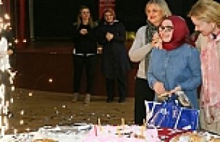 Bakan Eşinden Engelli Genç Kıza Doğum Günü Sürprizi