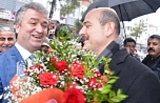 Bakanların Yolunu Çiçeklerle Kestiler