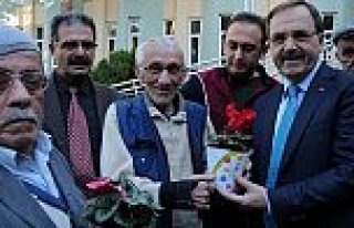 BAŞKAN ŞAHİN, HUZUREVİ SAKİNLERİ İLE ÇİÇEK...