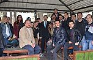 BAŞKAN ŞAHİN ÜNİVERSİTELİLERLE BULUŞTU