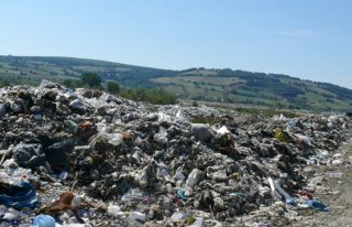  KIZILIRMAK NEHRİ KENARINDA MİKROP DAĞI 