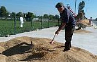 DUPLE YOL KENARINDA ÇELTİK KURUTUYORLAR!