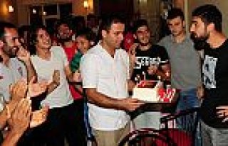 KALECİ BEKİR'E SÜPRİZ YAŞGÜNÜ
