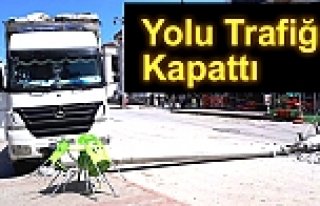 Kamyon Elektirik Direğini Devirdi