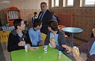 KAYMAKAM ARSLAN, KANTİNDEKİ ÖĞRENCİLERLE SOHBET...