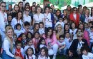 NEŞELİ YÜZLER'İN NEŞELİ ANNELERİ