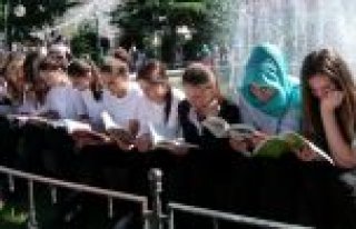 ÖĞRENCİLER KİTAP OKUTMAK İÇİN TOPLANDI