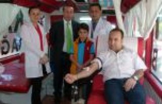 ÖĞRETMENLER VE VELİLER KAN BAĞIŞINDA BULUNDU