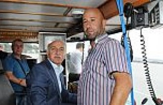 VALİ ŞAHİN BALIKÇI TEKNESİNİN DÜMENİNE GEÇTİ