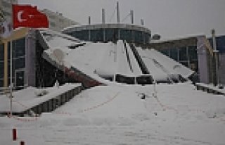 YOĞUN YAĞAN KAR ÇATI GÖÇÜRDÜ