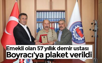 Emekli olan 57 yıllık demir ustası Boyracı'ya plaket verildi