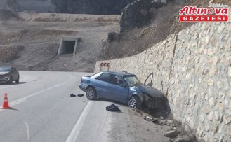 Çorum'da istinat duvarına çarpan otomobildeki 3 kişi yaralandı