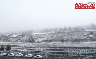 Yeşilyurt'ta kar etkili oluyor