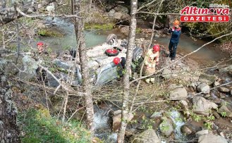 Düzce'de dere yatağına devrilen otomobildeki 4 kişi yaralandı