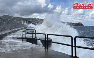 Zonguldak'ta rüzgar nedeniyle dalgalar mendireği aştı