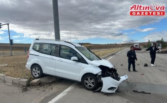 Çorum'da otomobil ile hafif ticari araç çarpıştı, 3 kişi yaralandı