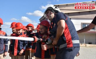 Gümüşhane'de ilkokul öğrencilerine yangın söndürme eğitimi verildi