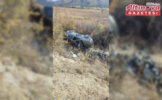 Tosya'da devrilen otomobildeki 2 kişi yaralandı