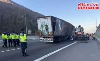 Anadolu Otoyolu'nun Bolu Dağı geçişinde kaza yapan tır ulaşımı aksattı