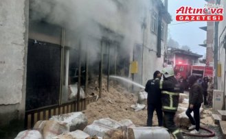 Gölköy'de depoda çıkan yangın söndürüldü