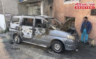 Samsun'da park halinde alev alan hafif ticari araç kullanılamaz hale geldi