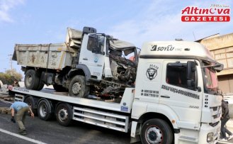 Trabzon'da park halindeyken hareket etmeye başlayan kamyon 3 araca çarpıp devrildi