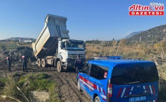 Antalya'da akarsu yatağından izinsiz kum alınmasına müdahale edildi