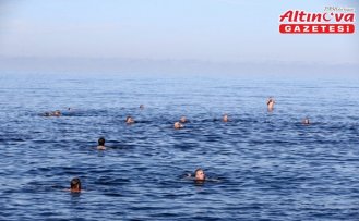 Giresun'da “Sağlığa Kulaç At“ etkinliğine katılanlar denizde yüzdü