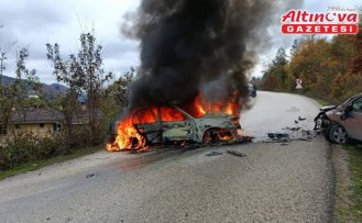 Kastamonu'da hafif ticari araçla çarpıştıktan sonra alev alan otomobildeki 2 kişi yaralandı
