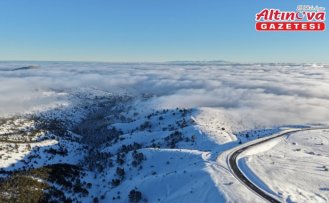 Alaçam'da kar altındaki Dürtmen Dağı'nda oluşan sis dronla görüntülendi