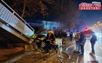 Sinop'ta yaya üst geçidine çarpan otomobildeki 4 kişi yaralandı