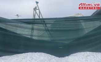 Bolu'da kar yüküne dayanamayan tenis kortunun çatısı çöktü