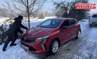 Bolu’da kara saplanan otomobili ormancılar kurtardı