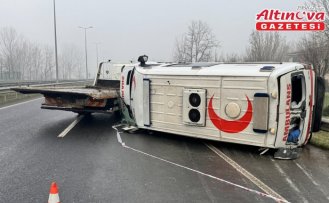 Düzce'de devrilen ambulansta sürücü ile sağlık personeli yaralandı