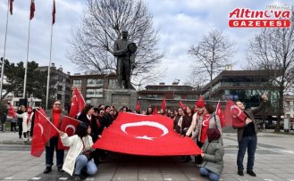 Düzce'de kadınlar, terör örgütü yandaşlarının Türk bayrağına saldırısına tepki gösterdi