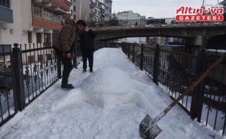 Gümüşhane'de tır şoförü kardan kaplumbağa yaptı