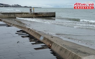 Samsun'da fırtına nedeniyle dalgaların çarptığı duvar yıkıldı