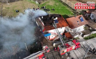 Tokat'ta ahırda başlayan ve 2 katlı evin çatısına sıçrayan yangın söndürüldü