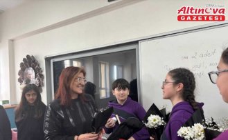 Ortaokul öğrencilerinden öğretmenlerine çiçek sürprizi