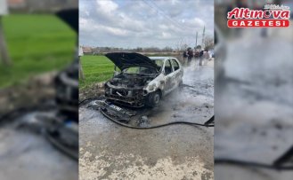 Bafra'da seyir halindeyken yanan otomobil kullanılamaz hale geldi