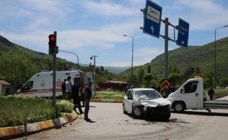 Tokat'ta kamyonet ile otomobilin çarpıştığı kazada 7 kişi yaralandı