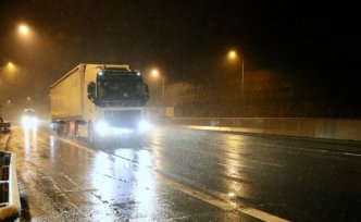 Bolu Dağı'nda kar yağışı etkili oluyor