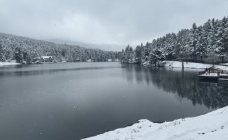 Gölcük Tabiat Parkı'na kar yağdı