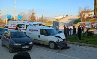 Sinop'ta iki hafif ticari aracın çarpıştığı kazada 3 kişi yaralandı