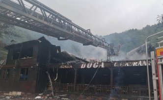 Artvin'de büyük bölümü ahşap olan bir restoran yandı