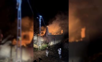 Karabük'te 2 katlı ev yandı